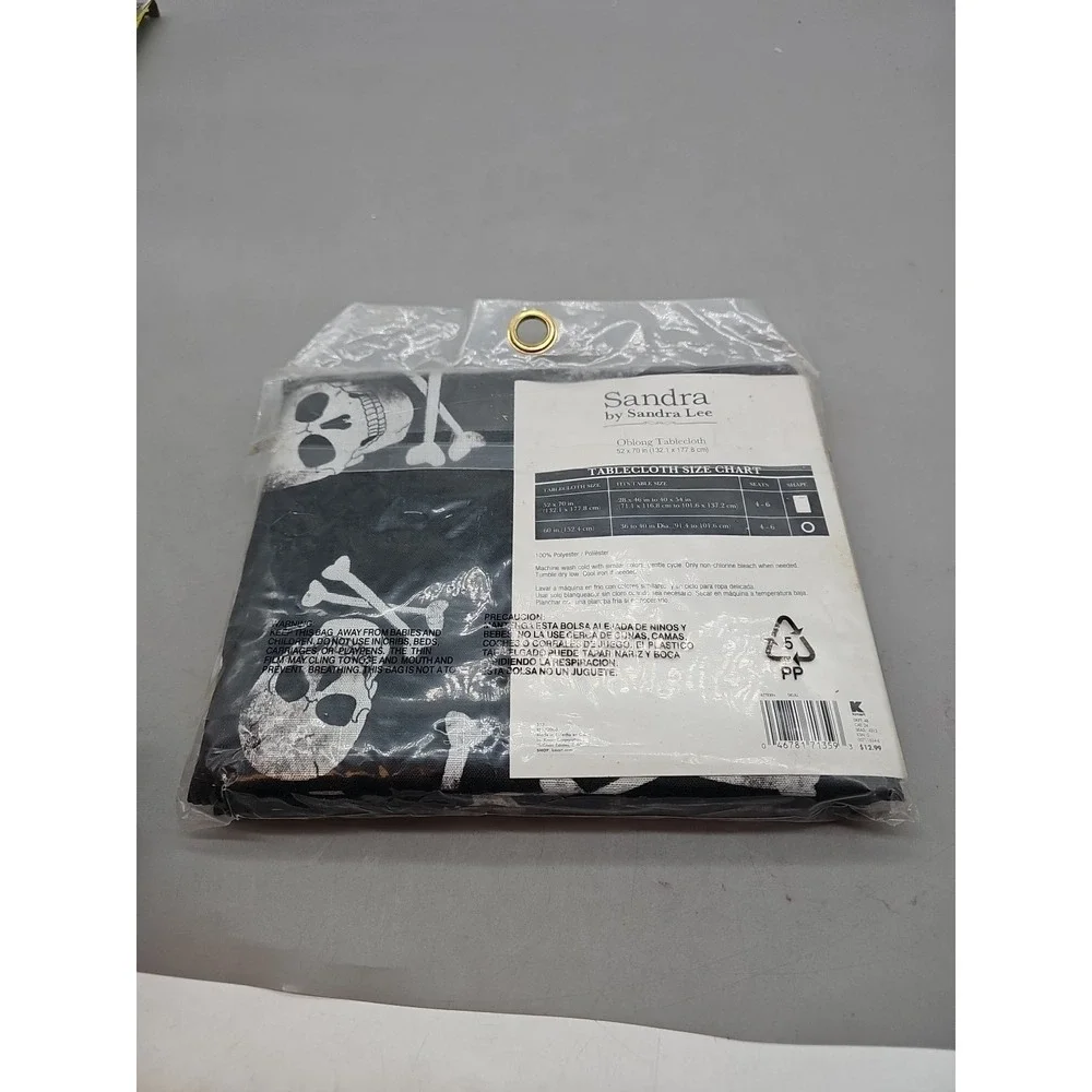 NEW NIP Sandra Lee Round RARE SKULL CROSSBONES Tablecloth Oblong 52x70‎ New